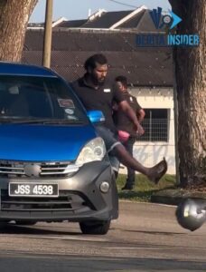 Tangkap layar insiden jalanan dua lelaki bertindak buli warga emas dengan menendang mangsa di johor